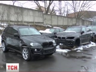 В Ровно автомобили премиум-класса собирали на подпольном заводе. Фото: скриншот с видео ТСН.ua