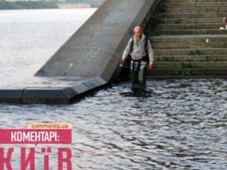 Чтобы добраться до перехода, надо пройти по колено в воде.