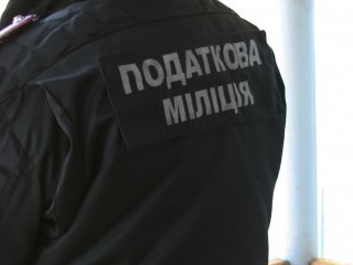 За даними податкової міліції, підозрювані налагодили виробництво бензину із сировини сумнівної якості при додаванні присадок.