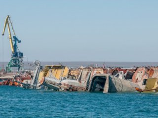 В марте российские военные затопили на Донузлаве 4 своих корабля, чтобы заблокировать выход из бухты судам ВМС Украины.